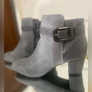 🩶GOOD CONDITION🩶 Karen Stone | Grey Ankle Boots | Size: 9.5 | Height: 2.5 in.